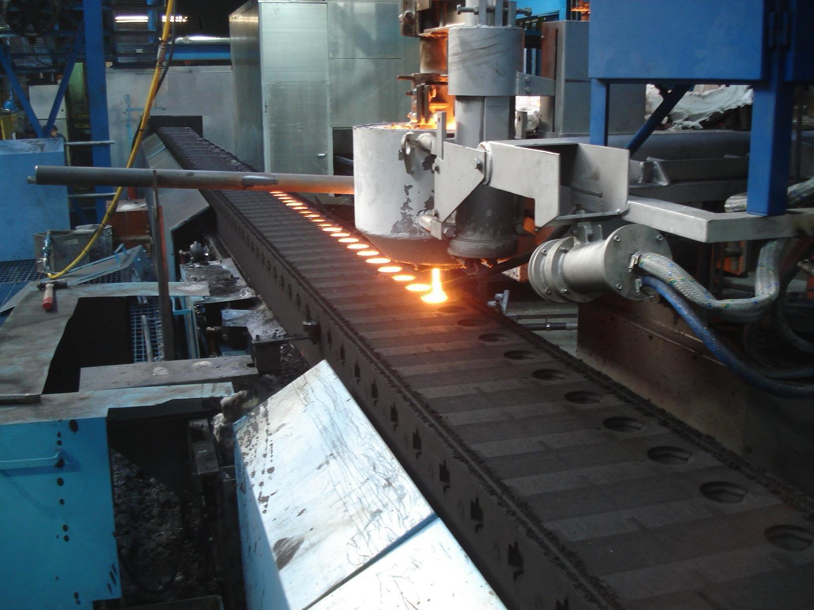 CIME CAP coreless press-pouring furnace pouring molten metal onto the moulding line